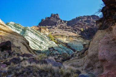 Gran Canaria 'daki güzel volkanik manzara. Los Azulejos' un renkli kayaları. Hidromagmatik patlamaların etkisi.