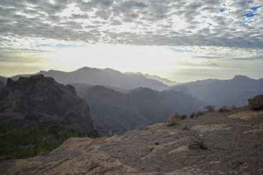 Gün batımında Büyük Kanarya 'da dağlar ve volkanik kayalarla dolu bir vadi.