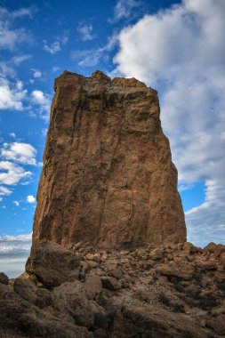 Roque Nublo, arka planda bulutlu bir gökyüzü ile yakından çekilmiş..