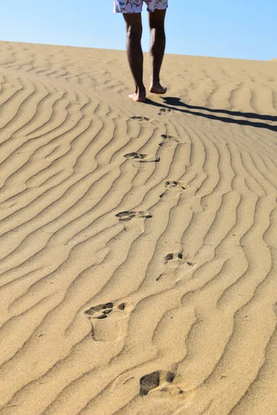 沙漠沙丘上的脚印 — 图库照片
