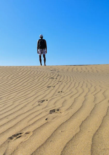 Viajante Solitário Caminhando Através Dunas Areia Deserto Com Mochila — Fotografia de Stock