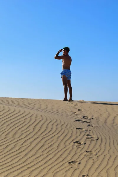 Людина Плавальних Стовбурах Йдуть Через Пустельні Піщані Дюни — стокове фото