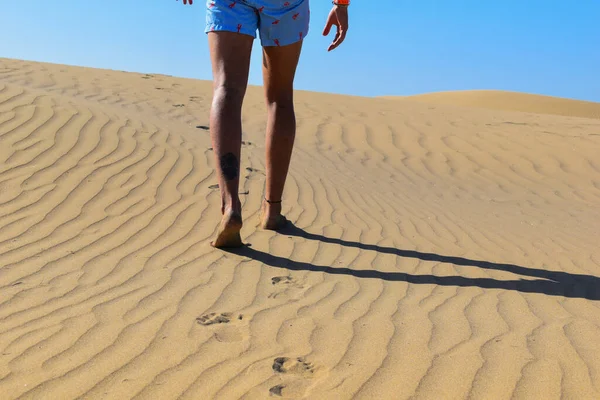 Hombre Que Camina Traje Baño Través Del Desierto Bajo Sol Fotos De Stock Sin Royalties Gratis