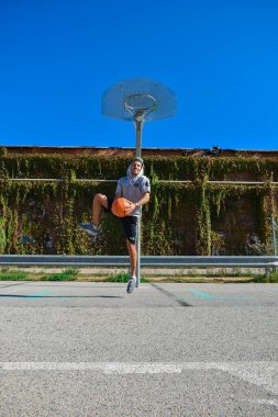 Barselona, İspanya, 11 / 10 / 2020: Şehir parkında basketbol oynayan dövmeli adam.