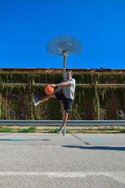 Barselona, İspanya, 11 / 10 / 2020: Şehir parkında basketbol oynayan dövmeli adam.