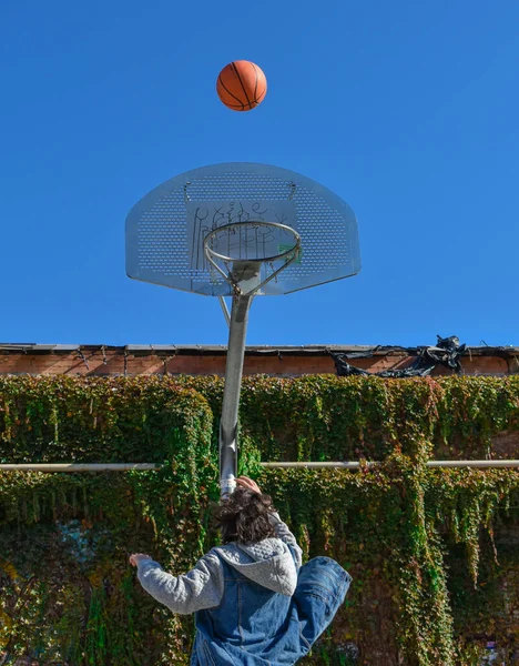 Mladý Muž Hraje Basketbal Skákání Směrem Koši — Stock fotografie