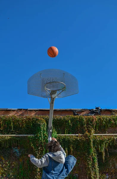 Young Man Playing Basketball Jumping Basket — Stock Photo, Image
