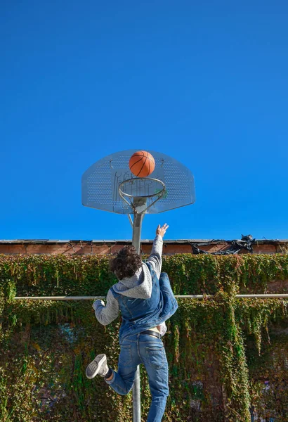 Giovane Uomo Che Gioca Basket Saltando Verso Cestino — Foto Stock