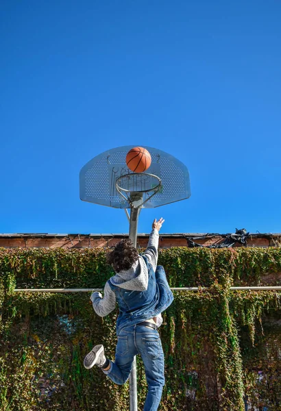 Giovane Uomo Che Gioca Basket Saltando Verso Cestino — Foto Stock