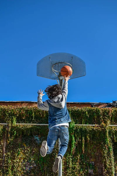 Mann Wirft Ball Ins Basketballnetz — Stockfoto
