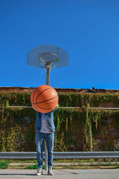 Молодий Чоловік Грає Баскетбол Стрибаючи Бік Кошика — стокове фото