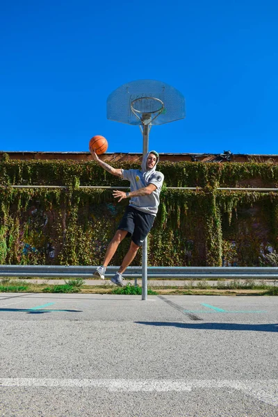 Barcelona Espanha 2020 Homem Tatuado Jogando Basquete Parque Cidade — Fotografia de Stock