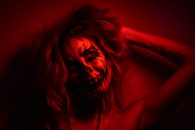 Cadılar Bayramı partileri için kadın makyajı.