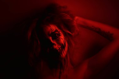 Cadılar Bayramı partileri için kadın makyajı.