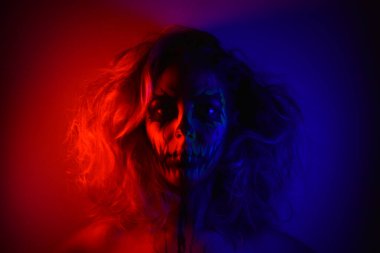 Cadılar Bayramı partileri için kadın makyajı.