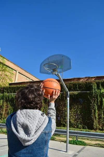 Basketbol Kalesine Top Atan Bir Adam — Stok fotoğraf
