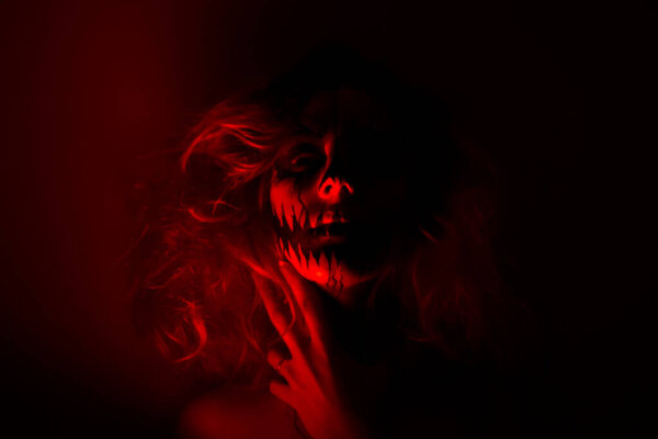 Женский макияж для вечеринок ужасов на Хэллоуин.