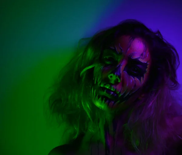 Mujer Con Maquillaje Fotografiada Oscuridad Con Luces Led Colores — Foto de Stock