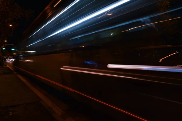 Unscharfes Nachtfoto Von Autos Die Die Straße Hinunterfahren — Stockfoto