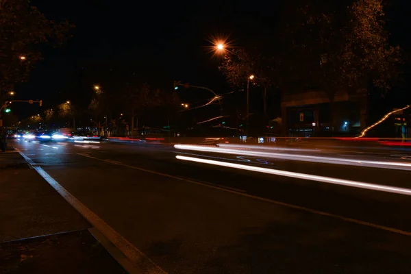 Unscharfes Nachtfoto Von Autos Die Die Straße Hinunterfahren — Stockfoto
