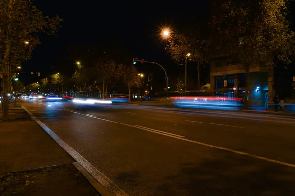 夜に道路を移動するバスや車 — ストック写真