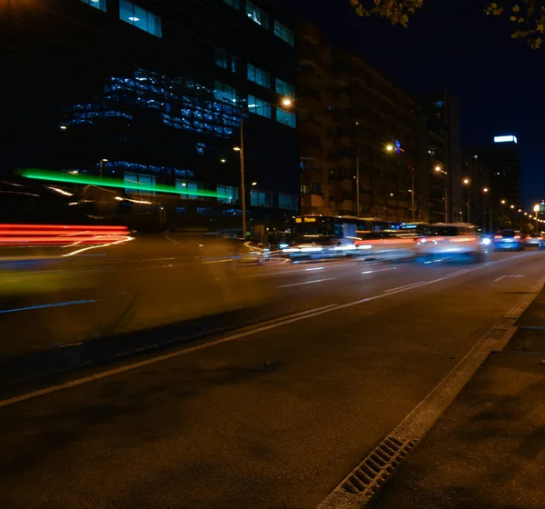Busse Und Autos Der Nacht Unterwegs — Stockfoto
