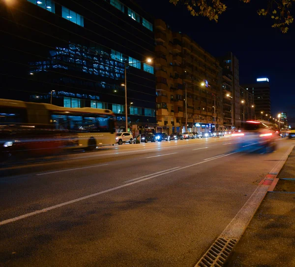 Busse Und Autos Der Nacht Unterwegs — Stockfoto