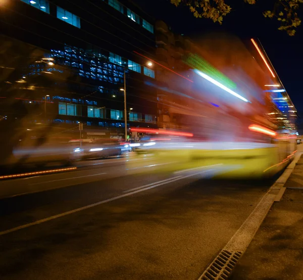 Bussar Och Bilar Rör Sig Natten Vägen — Stockfoto