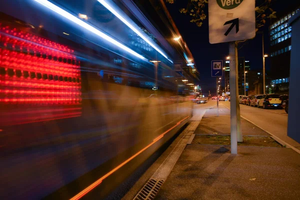 Busse Und Autos Der Nacht Unterwegs — Stockfoto