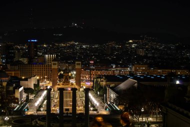 Barselona, İspanya, 15 Ocak 2021: Plaza Espaa gece vakti gökyüzünden çekildi.
