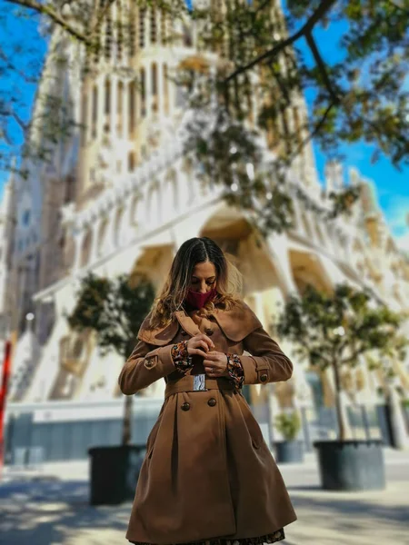 Sagrada Familia Barcelona España Enero 2021 Mujer Vestida Con Ropa — Foto de Stock