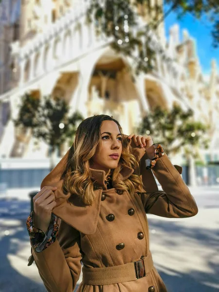 Mujer Posando Ciudad Para Algunas Fotos Retratos Usando Ropa Casual — Foto de Stock