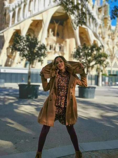 Mujer Posando Ciudad Para Algunas Fotos Retratos Usando Ropa Casual — Foto de Stock