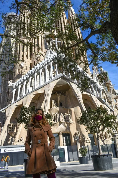 Sagrada Familia Barcelona España Enero 2021 Mujer Vestida Con Ropa — Foto de Stock