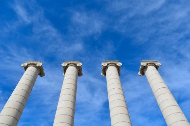 Barselona 'da dört taş sütun.