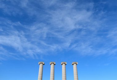 Barselona 'da dört taş sütun.