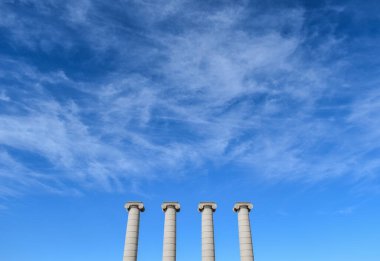 Barselona 'da dört taş sütun.