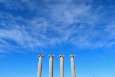 Barselona 'da dört taş sütun.