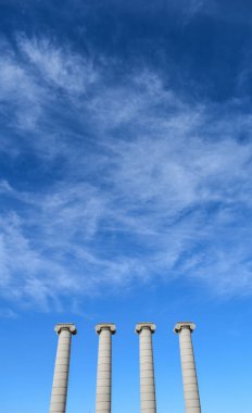 Barselona 'da dört taş sütun.