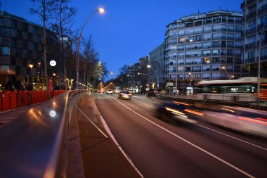 Barselona gece bulanık efekt ve uzun pozlama ile fotoğraflandı.