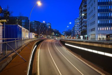 Barselona gece bulanık efekt ve uzun pozlama ile fotoğraflandı.