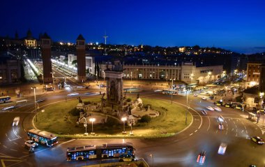 Barcelona 'daki Plaza Espaa gece bulanık efekt ve uzun pozlama ile fotoğraflandı.