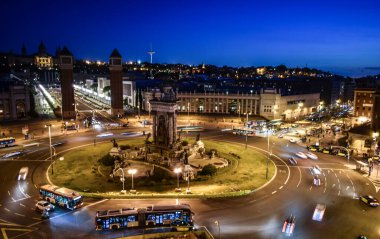 Barcelona 'daki Plaza Espaa gece bulanık efekt ve uzun pozlama ile fotoğraflandı.