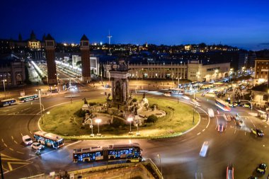 Barcelona 'daki Plaza Espaa gece bulanık efekt ve uzun pozlama ile fotoğraflandı.