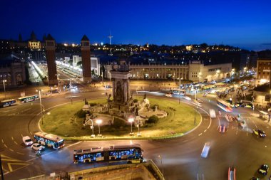 Barcelona 'daki Plaza Espaa gece bulanık efekt ve uzun pozlama ile fotoğraflandı.