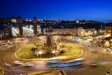 Barcelona 'daki Plaza Espaa gece bulanık efekt ve uzun pozlama ile fotoğraflandı.