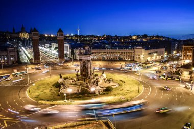 Barcelona 'daki Plaza Espaa gece bulanık efekt ve uzun pozlama ile fotoğraflandı.