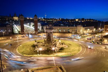 Barcelona 'daki Plaza Espaa gece bulanık efekt ve uzun pozlama ile fotoğraflandı.