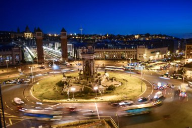 Barcelona 'daki Plaza Espaa gece bulanık efekt ve uzun pozlama ile fotoğraflandı.