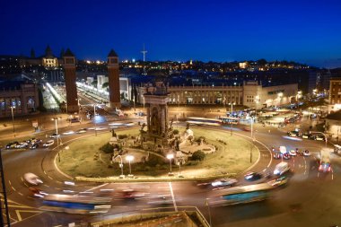 Barcelona 'daki Plaza Espaa gece bulanık efekt ve uzun pozlama ile fotoğraflandı.